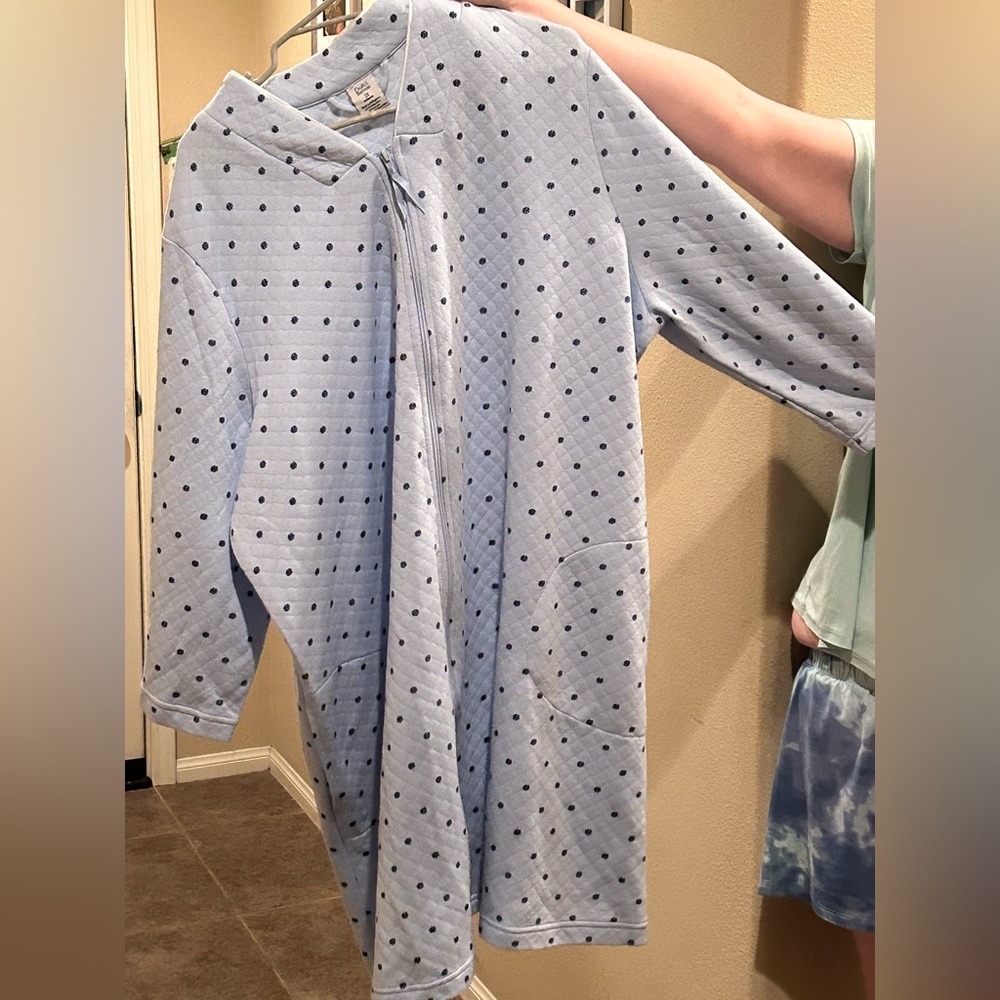 Plus size robe with pockets and polka dots